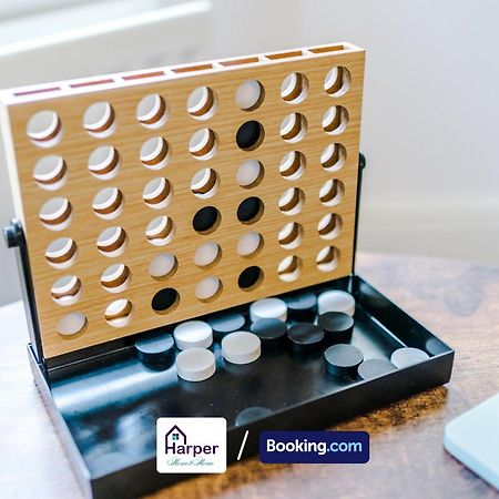 4 Bedroom By Harperletting Short Lets & Serviced Accommodation Chester With Detached Games Room Drive Long Or Short Stays Christleton Eksteriør billede