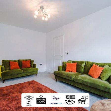 4 Bedroom By Harperletting Short Lets & Serviced Accommodation Chester With Detached Games Room Drive Long Or Short Stays Christleton Eksteriør billede